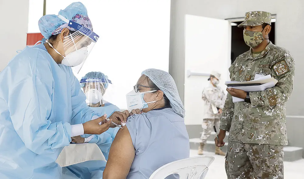 Su dosis. Los médicos y demás profesionales de la salud fueron los primeros en recibir la vacuna contra el Covid-19. En breve recibirán una dosis de refuerzo. Foto: Su dosis. Los médicos y demás profesionales de la salud fueron los primeros en recibir la vacuna contra el Covid-19. En breve recibirán una dosis de refuerzo. Foto: