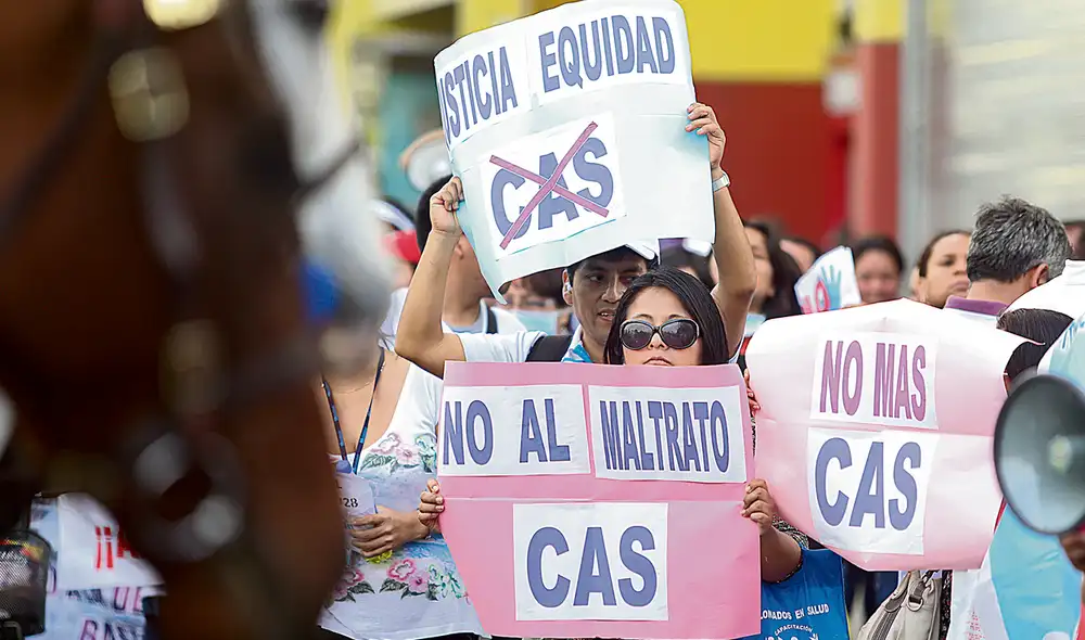Marcha. Los trabajadores que están en el régimen laboral CAS buscan mejoras que dependen de una norma que está en el TC. Foto: La Repúplica