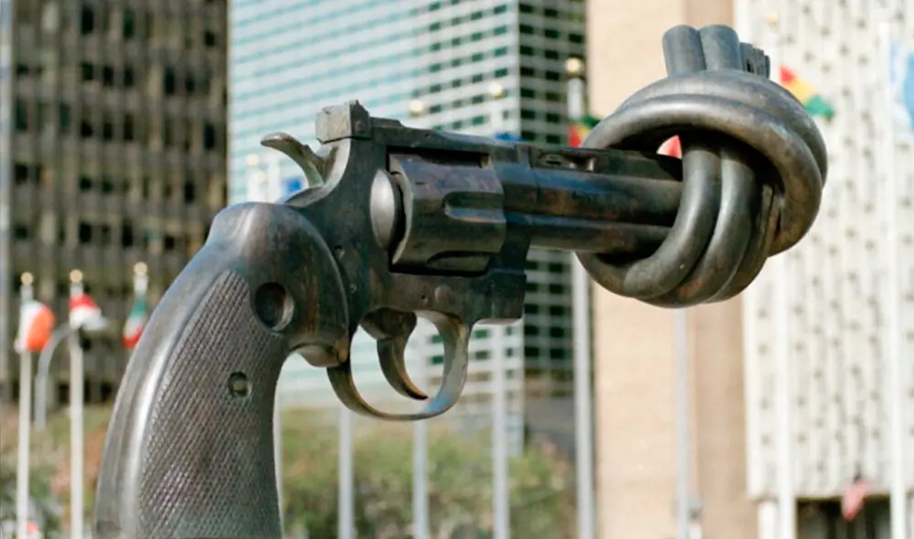'El arma anudada', escultura de Karl Fredrik Reutersward representa la No violencia. Foto: ONU