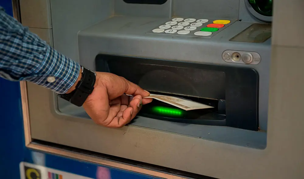 Personas ya retiran billetes del nuevo cono monetario en cajeros de Venezuela, donde el valor del dólar es ampliamente chequeado. Foto: EFE Personas ya retiran billetes del nuevo cono monetario en cajeros de Venezuela, donde el valor del dólar es ampliamente chequeado. Foto: EFE