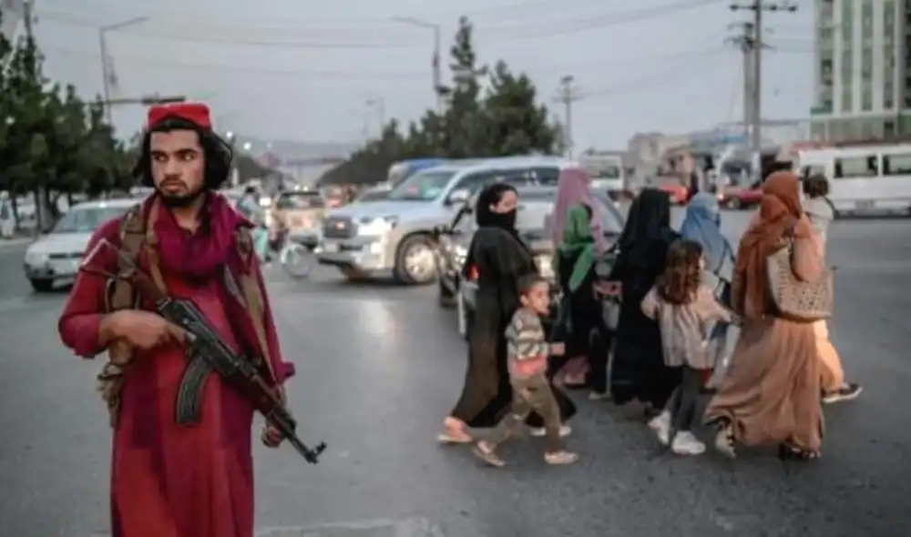 Agente talibán monta guardia en zona de Kabul, el 30 de setiembre de 2021. Foto: AFP/Bulent Kilic Agente talibán monta guardia en zona de Kabul, el 30 de setiembre de 2021. Foto: AFP/Bulent Kilic