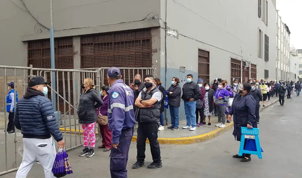 Largas colas se forman en los exteriores de la Iglesia Nazarenas. Foto: Mary Luz Aranda / URPI-LR Largas colas se forman en los exteriores de la Iglesia Nazarenas. Foto: Mary Luz Aranda / URPI-LR