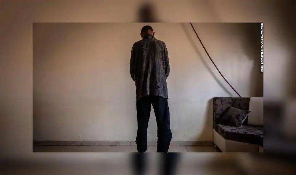 Mohammed Khalifa en una oficina cerca de un centro de detención en el norte de Siria en 2019. Foto: Ivor Prickett/The New York Times Mohammed Khalifa en una oficina cerca de un centro de detención en el norte de Siria en 2019. Foto: Ivor Prickett/The New York Times