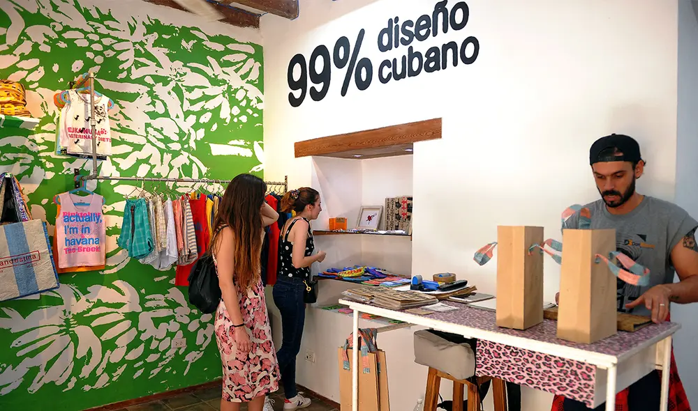 Turistas visitan la tienda privada La Clandestina en La Habana, el 28 de marzo de 2018. Foto: AFP Turistas visitan la tienda privada La Clandestina en La Habana, el 28 de marzo de 2018. Foto: AFP