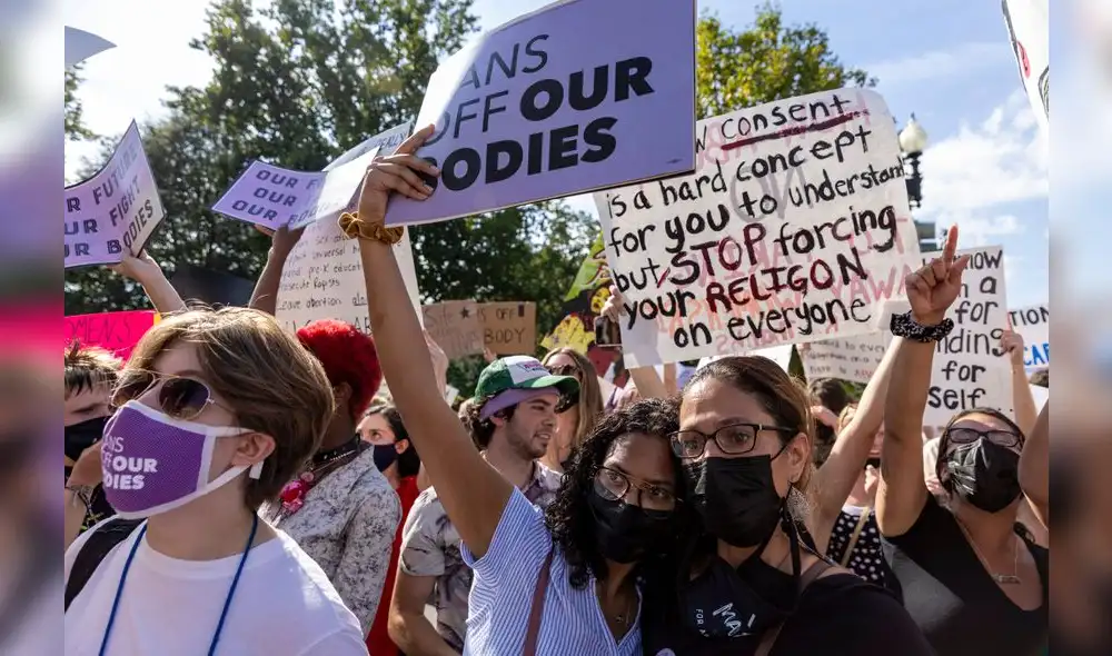 Activistas por los derechos de las mujeres se reúnen frente a la Corte Suprema después de una manifestación en la Plaza de la Libertad (Washington D. C.). Foto: Tasos Katopodis/AFP Activistas por los derechos de las mujeres se reúnen frente a la Corte Suprema después de una manifestación en la Plaza de la Libertad (Washington D. C.). Foto: Tasos Katopodis/AFP