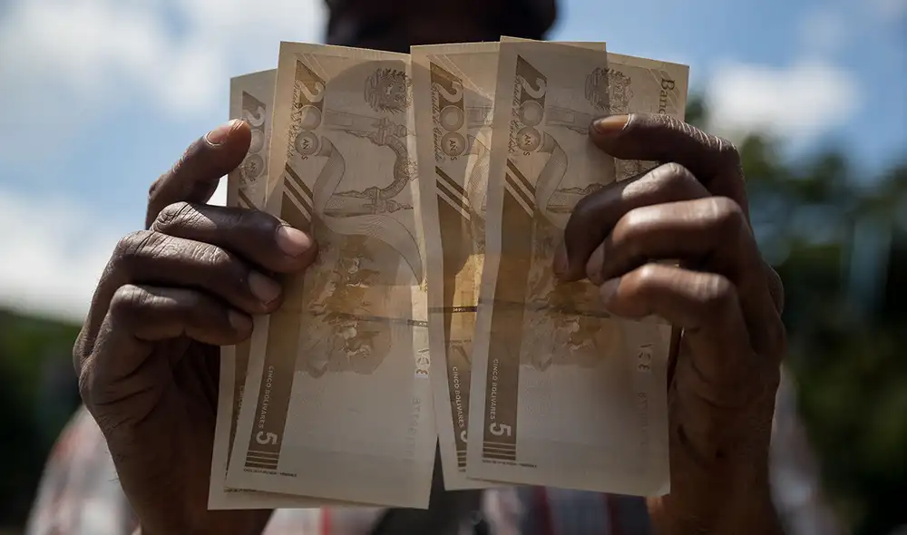 Billetes del nuevo cono monetario en Venezuela, que entro en vigor desde el 1 de octubre de 2021. Foto: Miguel Gutiérrez/EFE Billetes del nuevo cono monetario en Venezuela, que entro en vigor desde el 1 de octubre de 2021. Foto: Miguel Gutiérrez/EFE