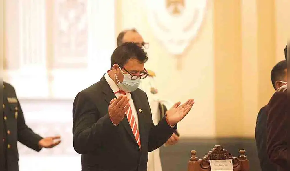 Se va. Martínez no quiere saber nada de sus correligionarios.