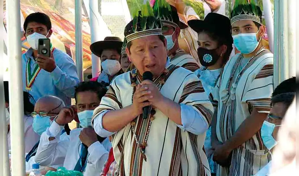 Bellido. Enfundado con una vestimenta tradicional de la zona cuestiona a Congreso y prensa.