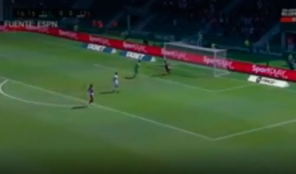 Renato Tapia salvó su valla tras un remate de Darío Benedetto. Foto: captura ESPN 2