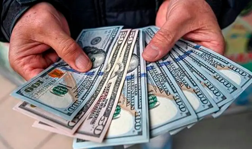 El precio del dólar BCV es revisado tanto por compradores como por comerciantes en Venezuela. Foto y video: AFP El precio del dólar BCV es revisado tanto por compradores como por comerciantes en Venezuela. Foto y video: AFP
