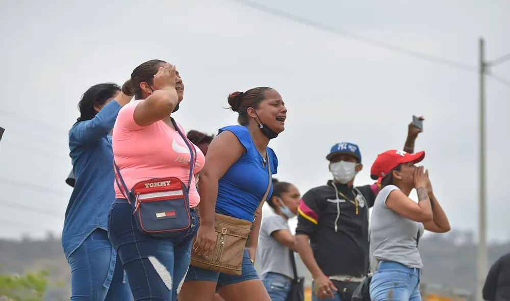 Gran cantidad de familias están afligidas en Ecuador tras la masacre carcelaria. Foto: EFE Gran cantidad de familias están afligidas en Ecuador tras la masacre carcelaria. Foto: EFE
