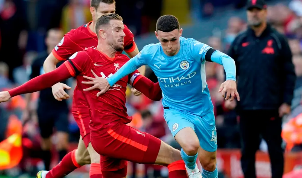 Jordan Henderson y Phil Foden disputan un balón en Anfield. Foto: EFE Jordan Henderson y Phil Foden disputan un balón en Anfield. Foto: EFE