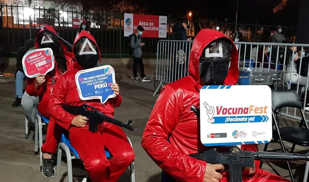 Un grupo de amigos no tuvieron mejor idea que ponerse su primera dosis con los trajes rojos que aparecen en la exitosa serie surcoreana. Foto: Ministerio de Salud/ Twitter Un grupo de amigos no tuvieron mejor idea que ponerse su primera dosis con los trajes rojos que aparecen en la exitosa serie surcoreana. Foto: Ministerio de Salud/ Twitter
