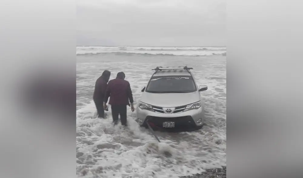 La unidad pertenece a esposos, quienes fueron ayudados por policías y pescadores. Foto: Iletrados La unidad pertenece a esposos, quienes fueron ayudados por policías y pescadores. Foto: Iletrados