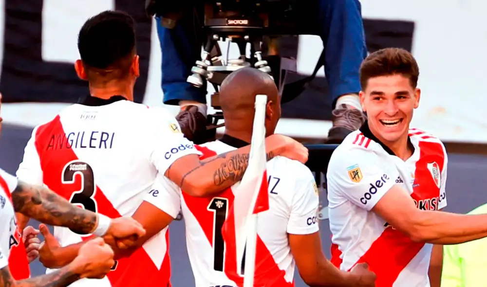 Los millonarios se fueron al descanso ganando 2-0 con goles de Julián Álvarez. Foto: EFE