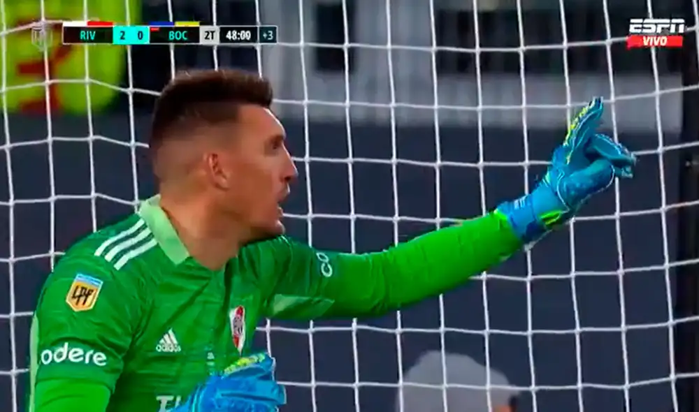 Armani quiso sorprender a los jueces del River -Boca tras el gol de Zambrano. Foto: captura ESPN Armani quiso sorprender a los jueces del River -Boca tras el gol de Zambrano. Foto: captura ESPN