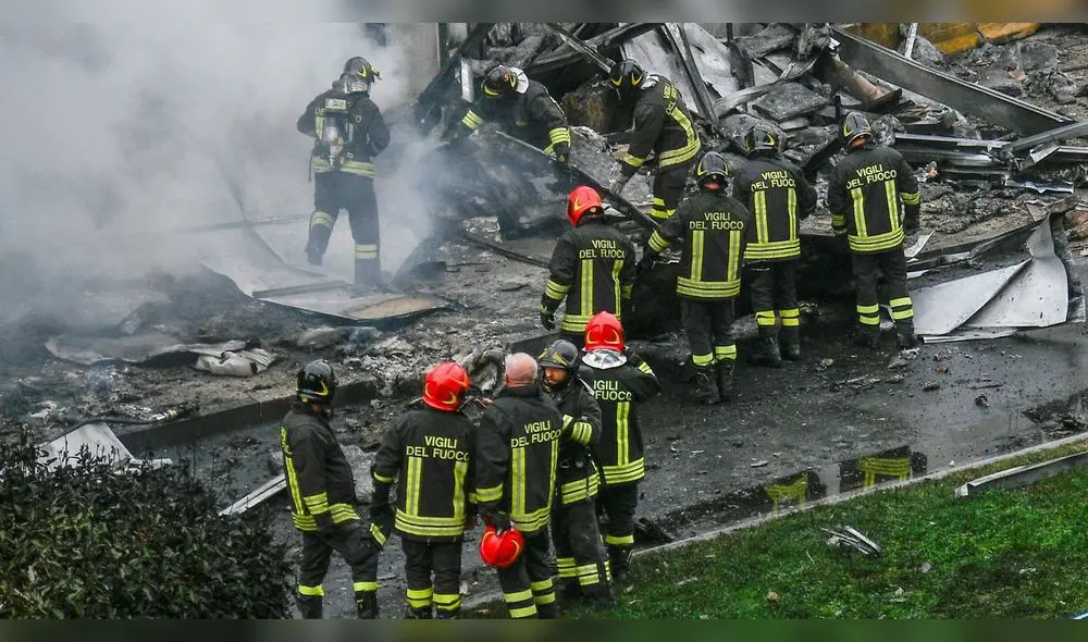 Mueren ocho personas al estrellarse un avión contra un edificio cerca de Milán. Foto: EFE Mueren ocho personas al estrellarse un avión contra un edificio cerca de Milán. Foto: EFE
