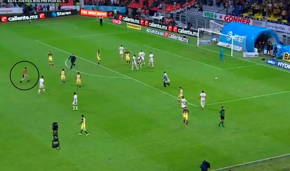 El juego se interrumpió por unos segundos. Momentos después llegó el gol de Lainez. Foto: TUDN