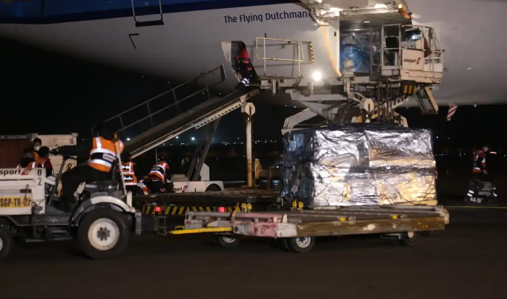 Vuelo de KLM arribó al aeropuerto Jorge Chávez después de las 6.00 p. m. Foto: Minsa Vuelo de KLM arribó al aeropuerto Jorge Chávez después de las 6.00 p. m. Foto: Minsa