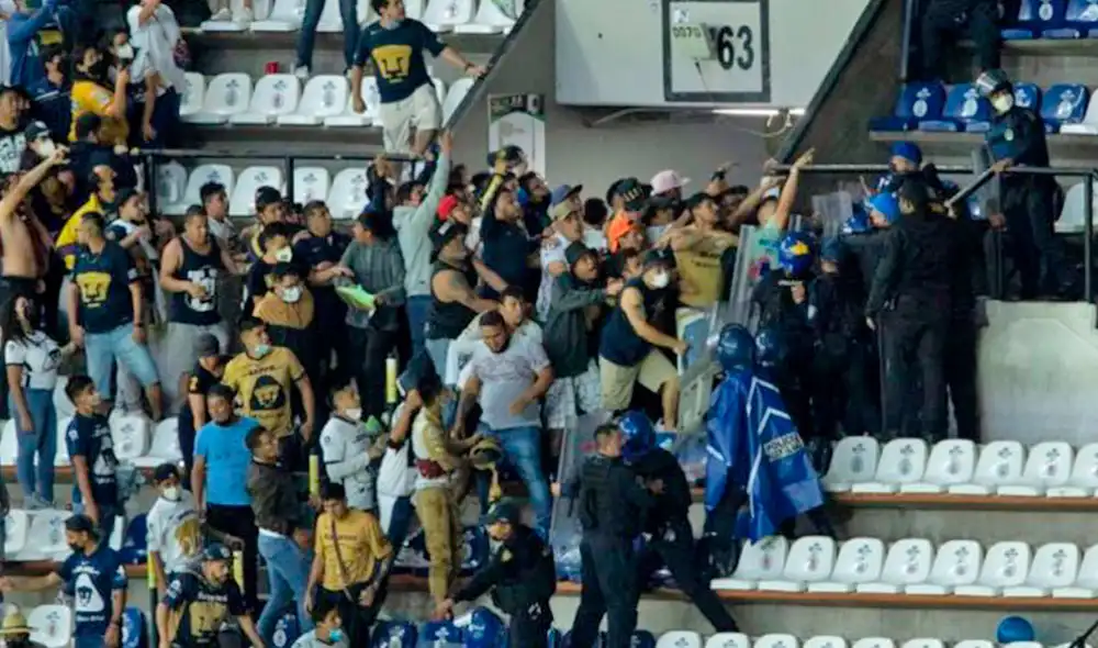 En el estacionamiento del Estadio Azteca también se formó un conato de bronca. Foto: Agencia Record