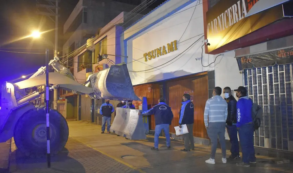 Con maquinaria pesada, se colocaron los bloques de cemento en el local nocturno. Foto: Municipio de J.L.B. y Rivero