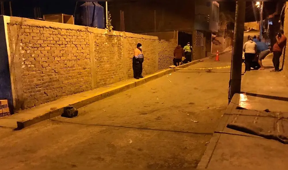 Policía recogió evidencias de la escena del crimen a fin de encontrar a los responsables del hecho. Foto: Radio Santo Domingo Policía recogió evidencias de la escena del crimen a fin de encontrar a los responsables del hecho. Foto: Radio Santo Domingo