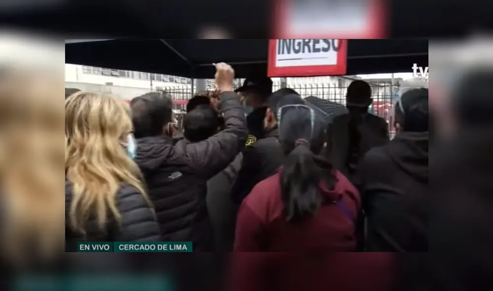 Ciudadanos reclaman atención en local de Reniec. Foto: captura de TVPerú