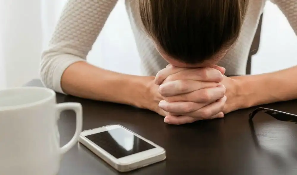 Muchas personas manifiestan sentirse ansiosas o angustiadas cuando pierden contacto con los demás en las redes sociales como WhatsApp. Foto referencial: Unocero