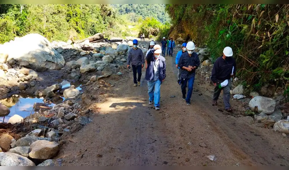 Gobernador Pedro Bogarín supervisa los trabajos que se realizan en la carretera Metal - Marcos en Tocache. Foto: Goresam Gobernador Pedro Bogarín supervisa los trabajos que se realizan en la carretera Metal - Marcos en Tocache. Foto: Goresam