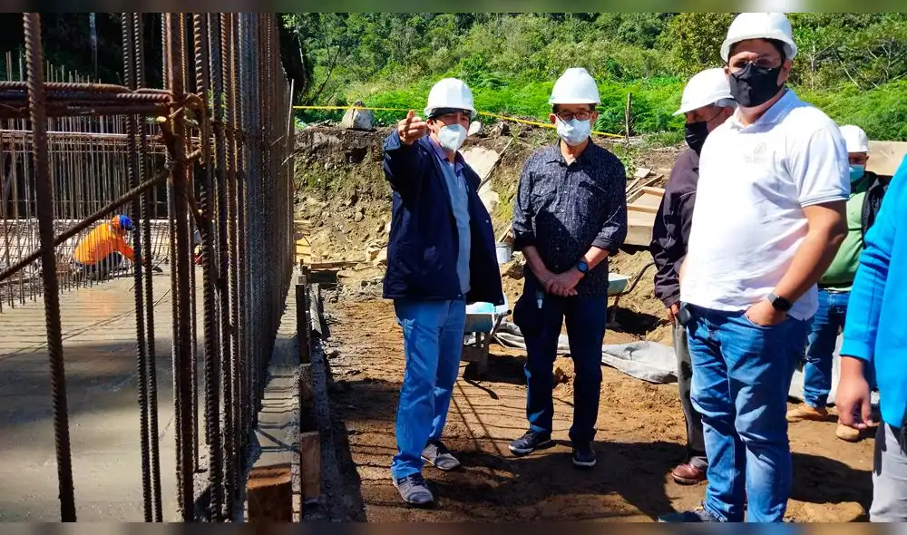 Gerente del PEHCBM, Juan Manuel Olivera, explica los trabajos que se realizan en vía que unirá dos regiones. Foto: Goresam Gerente del PEHCBM, Juan Manuel Olivera, explica los trabajos que se realizan en vía que unirá dos regiones. Foto: Goresam
