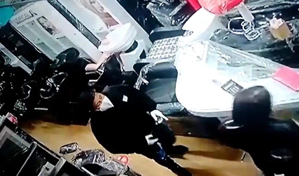 Malhechor ingresó a la tienda para preguntar por los precios de los productos y poco después sacó la pistola. Foto: captura de video