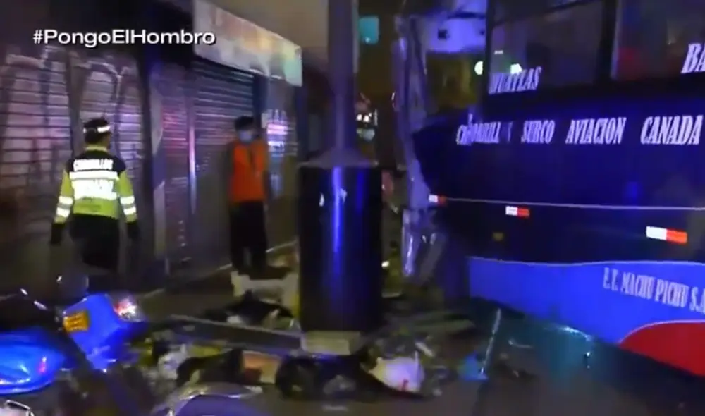 Una unidad de los Bomberos retiró al vehículo que estaba empotrado en la fachada del local. Foto: captura de TV Perú