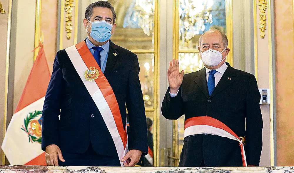 Acusados. El expresidente Manuel Merino y el extitular de la PCM Ántero Flores-Aráoz deberán enfrentar el juicio del Congreso para decidir si son procesados ante el Poder Judicial. Foto: EFE