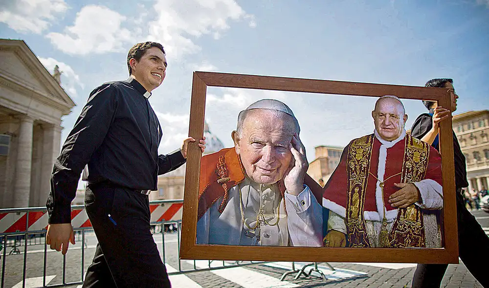Legionarios millonarios. Jóvenes sacerdotes de los Legionarios de Cristo desfilan por la plaza del Vaticano con las imágenes de sus pontífices favoritos. Foto: EFE