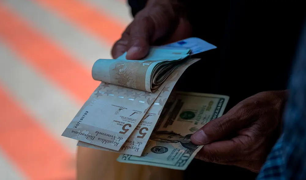 En Venezuela ahora tienen un nuevo cono monetario de bolívares que combinan con dólares. Foto: EFE