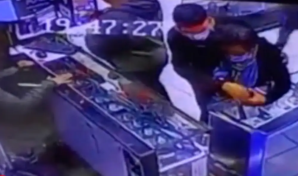 Los tres asaltantes entraron al local dispuestos a llevarse todo lo que podían si el grupo Terna no los hubiera sorprendido. Foto: captura de América TV Los tres asaltantes entraron al local dispuestos a llevarse todo lo que podían si el grupo Terna no los hubiera sorprendido. Foto: captura de América TV