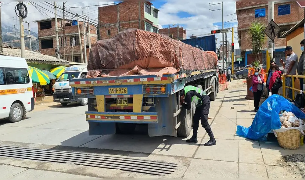 Autoridades llegaron hasta la escena del crimen para recoger evidencia de accidente. Foto: Facebook Central de Noticias Áncash