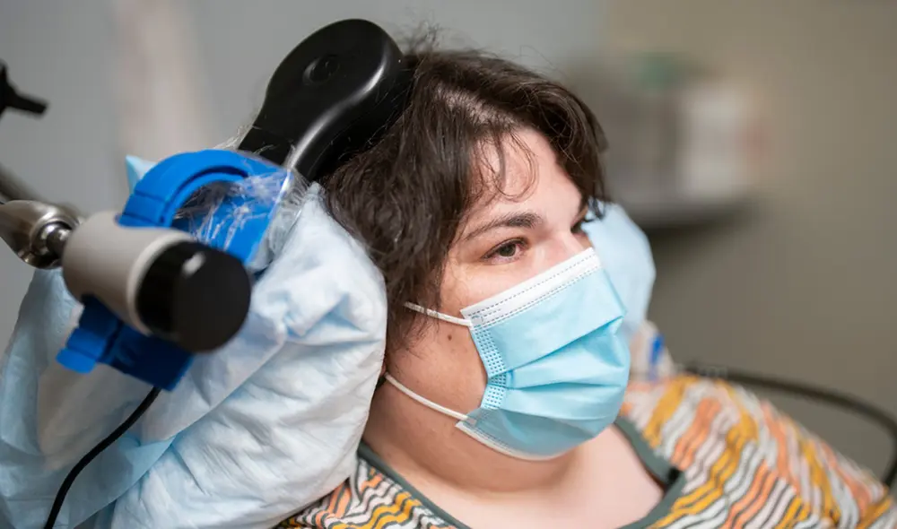 El dispositivo, construido específicamente para Sarah, permitió hallar las ondas cerebrales que desencadenaban sus episodios depresivos y prevenirlos mediante estímulos antes de que sucedan. Foto: Maurice Ramirez / UCSF