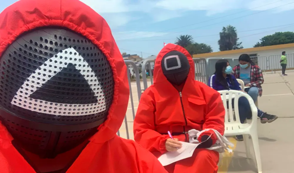 Jóvenes acudieron a vacunatorio disfrazados de los personajes de El juego del calamar. Foto: captura de Facebook