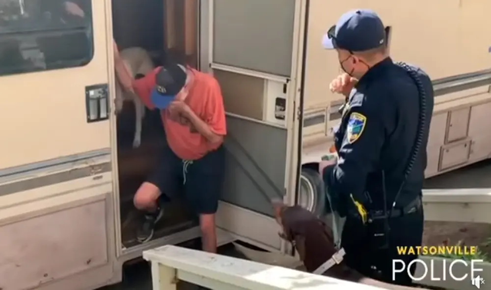 El adulto mayor no podía creer que tenía nuevamente entre sus brazos a su compañero Arrow. Foto: captura de Facebook El adulto mayor no podía creer que tenía nuevamente entre sus brazos a su compañero Arrow. Foto: captura de Facebook