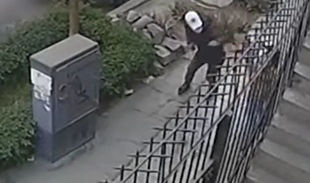 Cámaras de seguridad registraron al asaltante y el vehículo que lo habría estado esperando. Foto: captura de América Noticias Cámaras de seguridad registraron al asaltante y el vehículo que lo habría estado esperando. Foto: captura de América Noticias