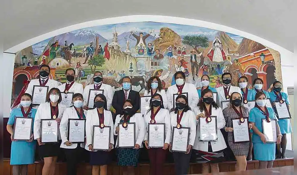Reconocimiento. Personal de salud fue condecorado. Foto: La República Reconocimiento. Personal de salud fue condecorado. Foto: La República