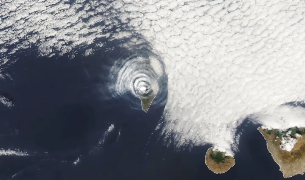 El satélite Aqua captó las nubes concéntricas generadas tras las erupción del volcán Cumbre Vieja, en La Palma, España. Foto: Visible Earth-NASA El satélite Aqua captó las nubes concéntricas generadas tras las erupción del volcán Cumbre Vieja, en La Palma, España. Foto: Visible Earth-NASA