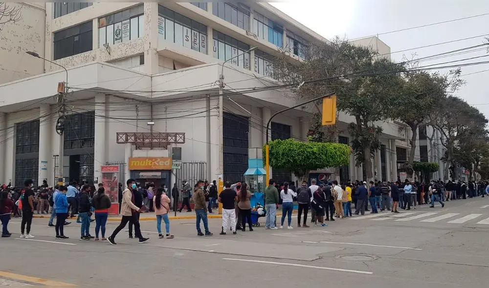 Se constató que Reniec no abrió sus puertas a la hora indicada. Foto: Reniec