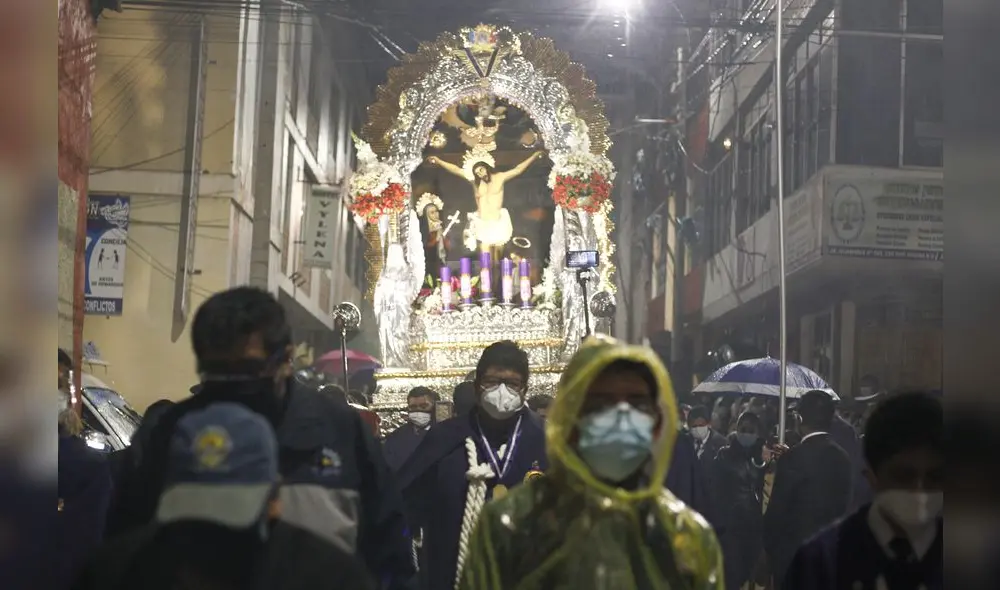 Decenas de devotos acompañaron a la imagen del Señor de los Milagros en su recorrido. Foto: Juan Carlos Cisneros/ La República