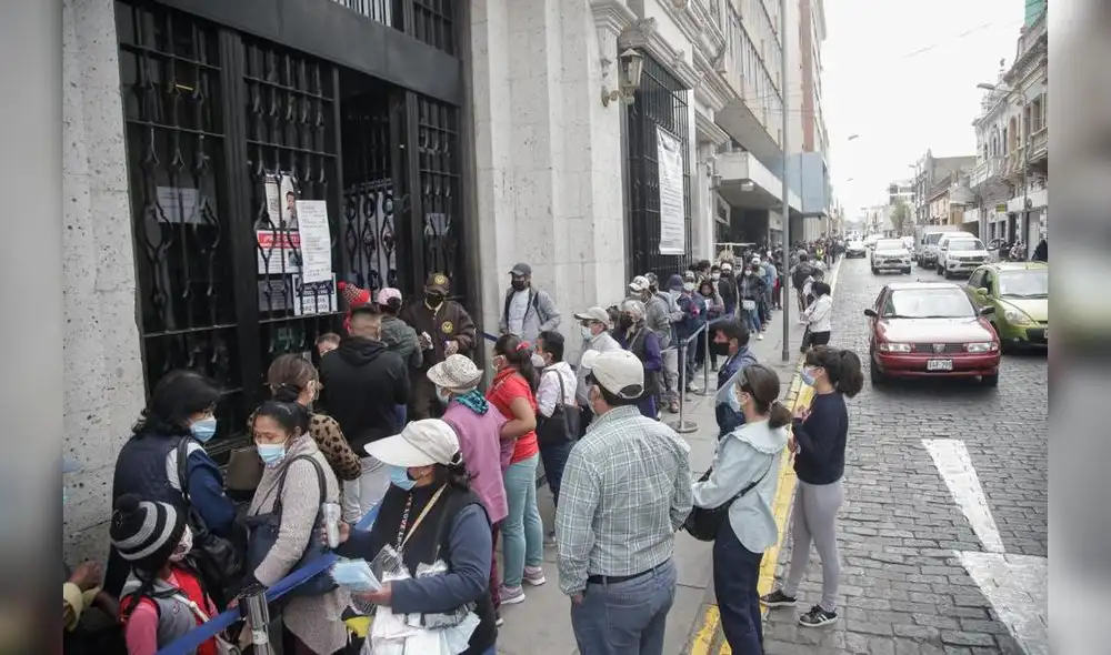 Largas colas se extendieron hasta la altura del Banco de la Nación. Foto: Rodrigo Talavera/ La República Largas colas se extendieron hasta la altura del Banco de la Nación. Foto: Rodrigo Talavera/ La República