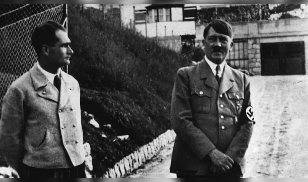 Rudolf Hess (izquierda) y Adolf Hitler (derecha). Hess fue condenado por crímenes contra la paz en los juicios de Nuremberg. Foto: BBC Rudolf Hess (izquierda) y Adolf Hitler (derecha). Hess fue condenado por crímenes contra la paz en los juicios de Nuremberg. Foto: BBC