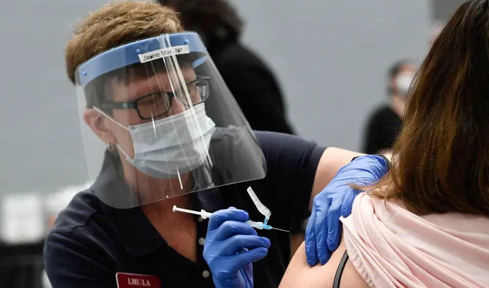 Según la OPS, durante la última semana se reportaron alrededor de 1,2 millones de nuevos casos de la COVID-19 en América. Foto: AFP