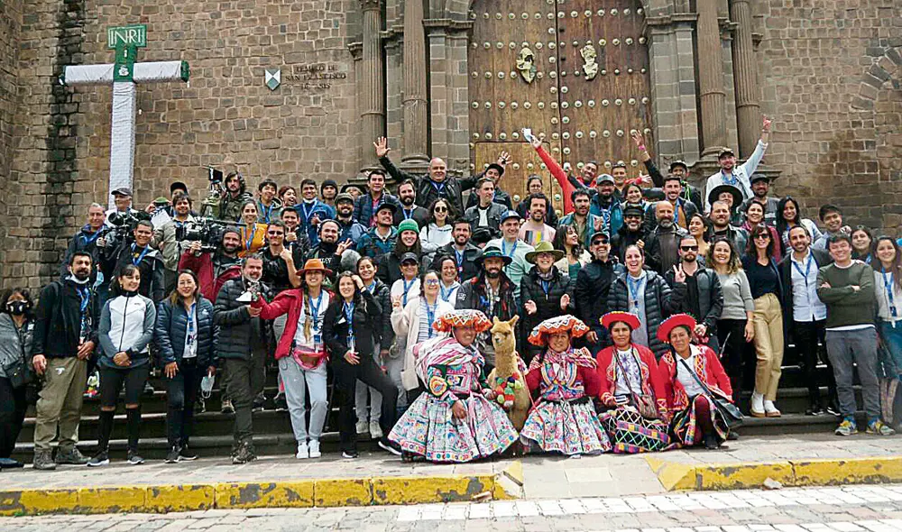 Actores, técnicos, productores y directores se tomaron una instantánea sobre el atrio del templo de San Francisco. Foto: difusión