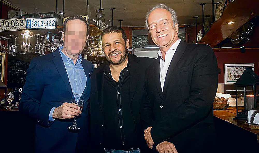 El elegido. Izquierda, en el centro, Héctor Flores León, contratado por Fuerza Popular, y a la derecha, el congresista fujimorista Hernando Guerra García. Foto: difusión El elegido. Izquierda, en el centro, Héctor Flores León, contratado por Fuerza Popular, y a la derecha, el congresista fujimorista Hernando Guerra García. Foto: difusión